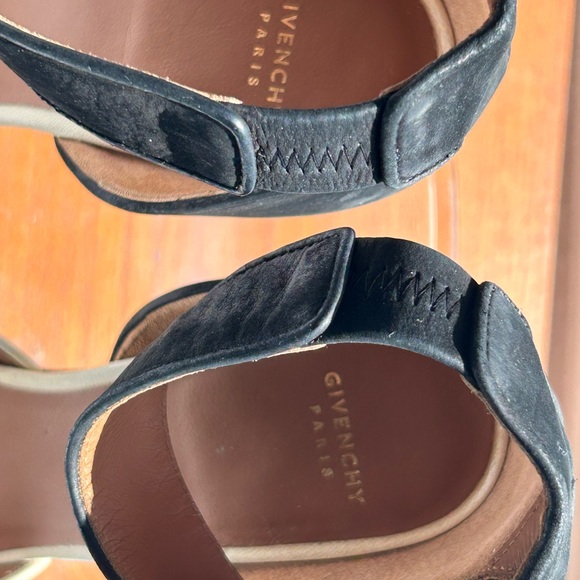 Givenchy Classic - Picture 6 of 8